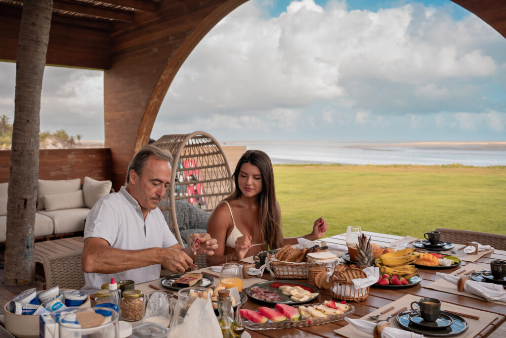 No Kite Villas, você pode começar o dia com ainda mais conforto e sabor: contrate nossa cozinheira para preparar seu café da manhã fresquinho, servido à beira-mar, direto no seu quarto. Desfrute da vista espetacular e do clima acolhedor sem precisar sair do lugar. Um serviço exclusivo, pensado para tornar sua manhã inesquecível. Personalize o menu ao seu gosto. Consulte a recepção e viva essa experiência única.