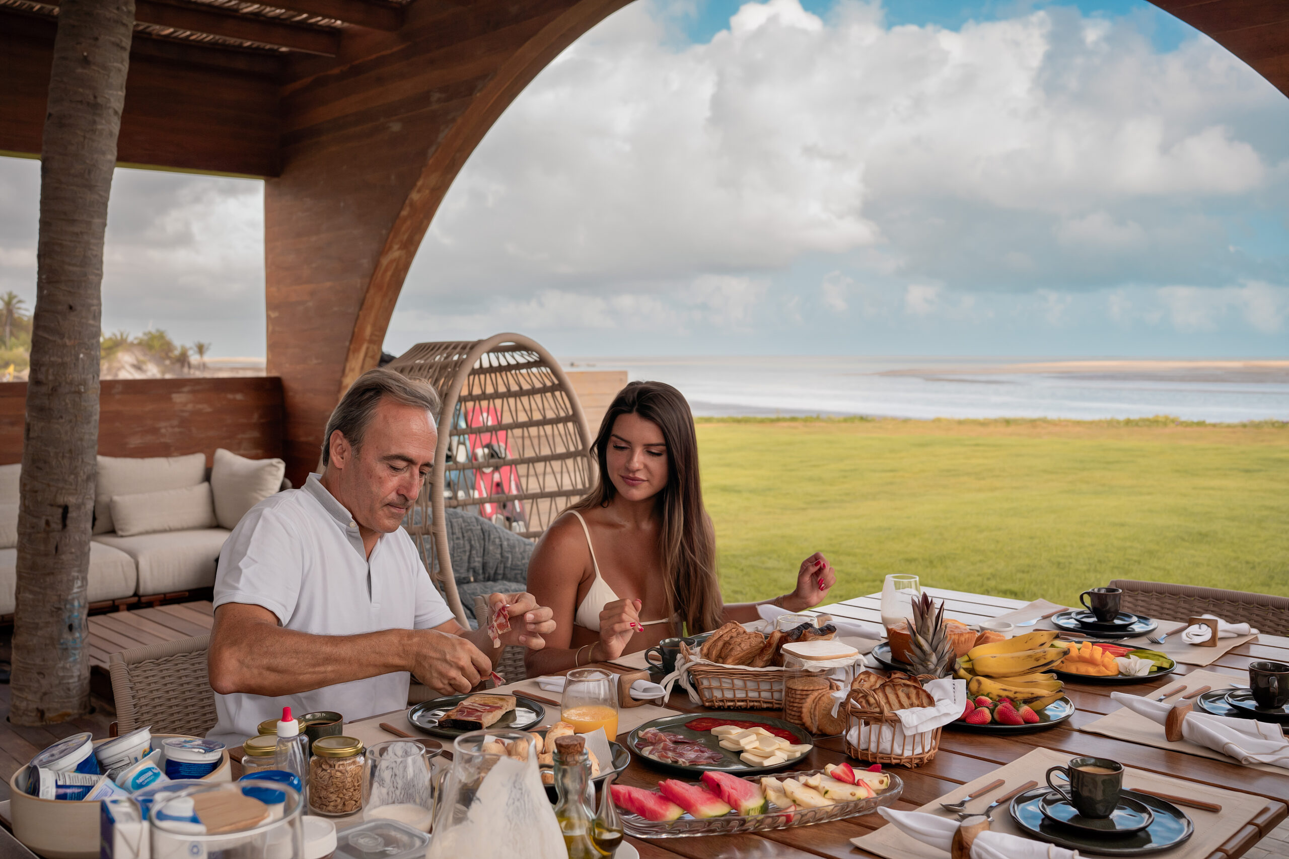 No Kite Villas, você pode começar o dia com ainda mais conforto e sabor: contrate nossa cozinheira para preparar seu café da manhã fresquinho, servido à beira-mar, direto no seu quarto. Desfrute da vista espetacular e do clima acolhedor sem precisar sair do lugar. Um serviço exclusivo, pensado para tornar sua manhã inesquecível. Personalize o menu ao seu gosto. Consulte a recepção e viva essa experiência única.